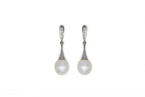 Pendientes brillantes y perla