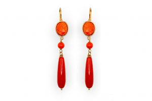 Pendiente oro coral carita camafeo