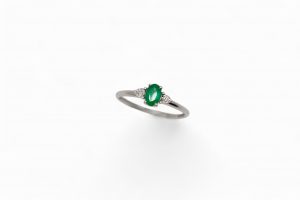 Sortija de oro blanco, diamantes y esmeralda