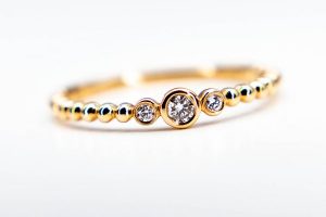 Anillo media alianza oro tres chatones diamantes