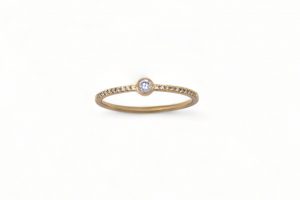 Sortija brillantes y chatón central