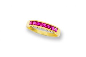 Anillo de piedras rubi en carril