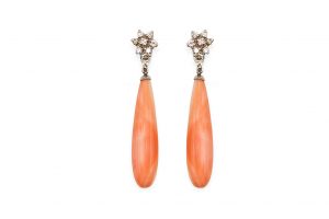 Pendientes brillantes y coral