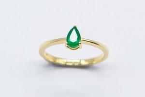 Sortija oro con esmeralda