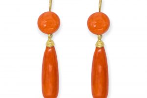 Pendiente oro y coral. Botón y lágrima