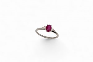 Anillo de oro blanco, rubi y diamantes