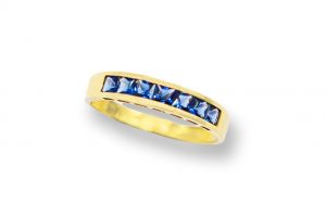Anillo de piedras azules en carril