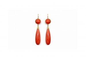 Pendiente coral cabujón y lagrima