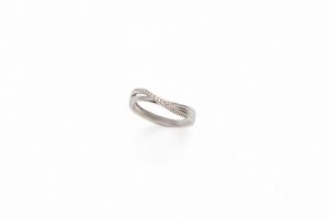Sortija oro blanco aro liso enlazado brillantes