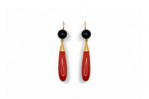 Pendientes oro bola y pimiento onix